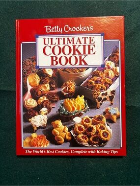 Betty Crocker Ultimate Cookie Book - Red and White Cover